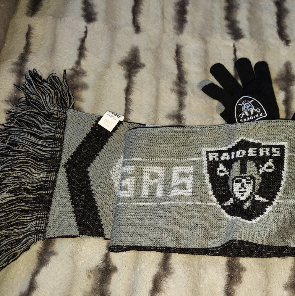Raiders scarf and glove set